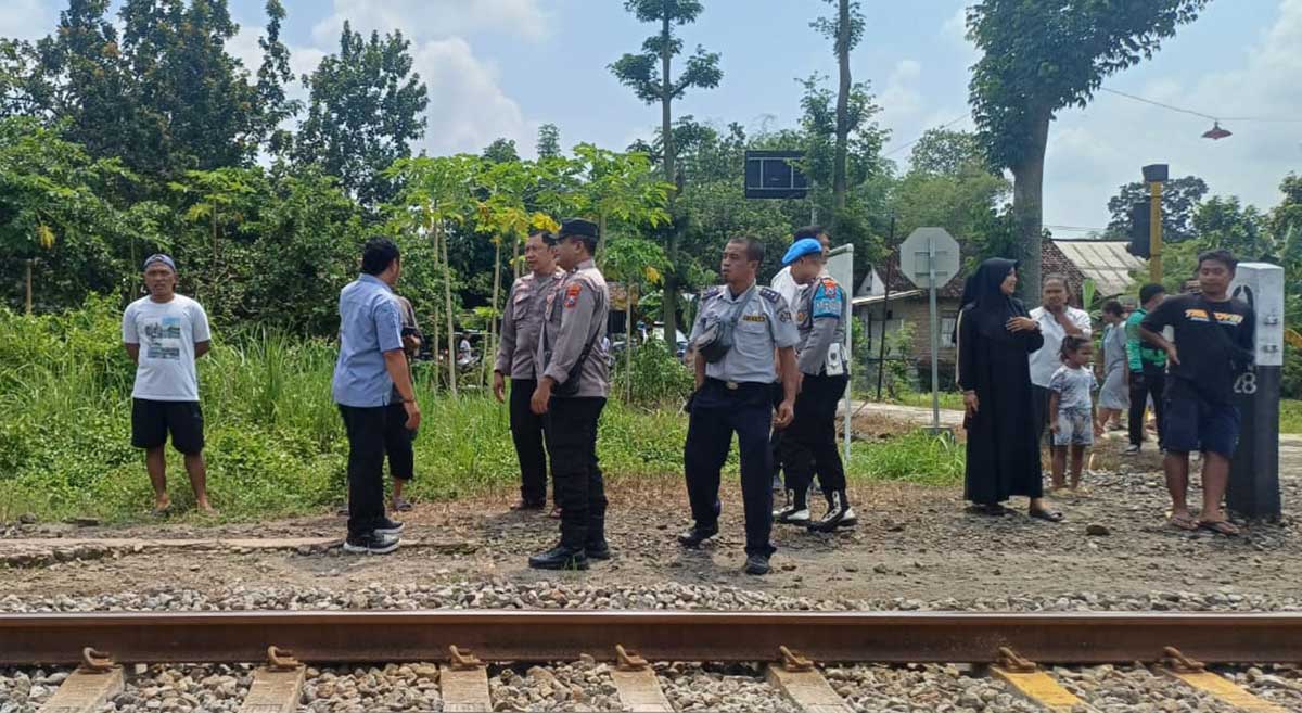 Petugas saat olah TKP tewasnya seorang lansia akibat tertemper kereta api di Blitar.