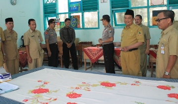 Walikota didmpingi para kepala satuan kerja saat mengunjungi sejumlah sekolah. (Rochmad Aris/BANGSAONLINE)