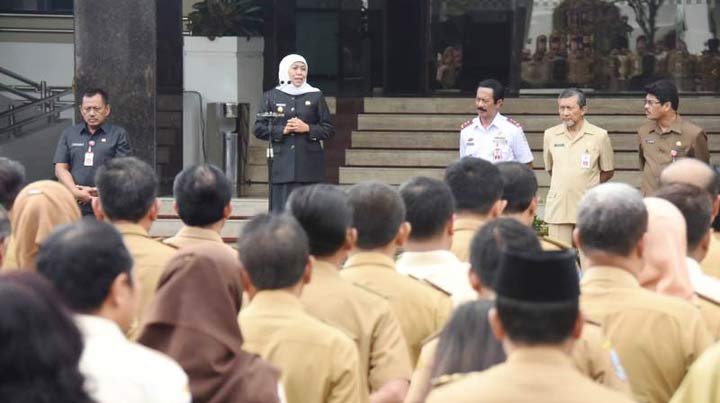 Gubernur Khofifah Indar Parawansa memimpin Apel Pagi di Halaman Kantor Gubernur Jatim, Jl. Pahlawan No. 110 Surabaya. foto: ist