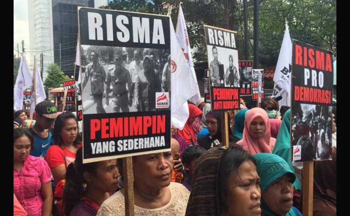 Para pendukung Wali Kota Surabaya Tri Rismaharini dari Gerak Indonesia menggelar unjuk rasa ke kantor DPP PDIP di Jalan Diponegoro, Menteng, Jakarta Pusat.