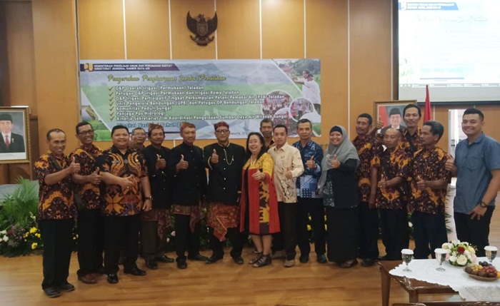 Camat Balongpanggang, M.Yusuf Ansyori saat menerima penghargaan. 