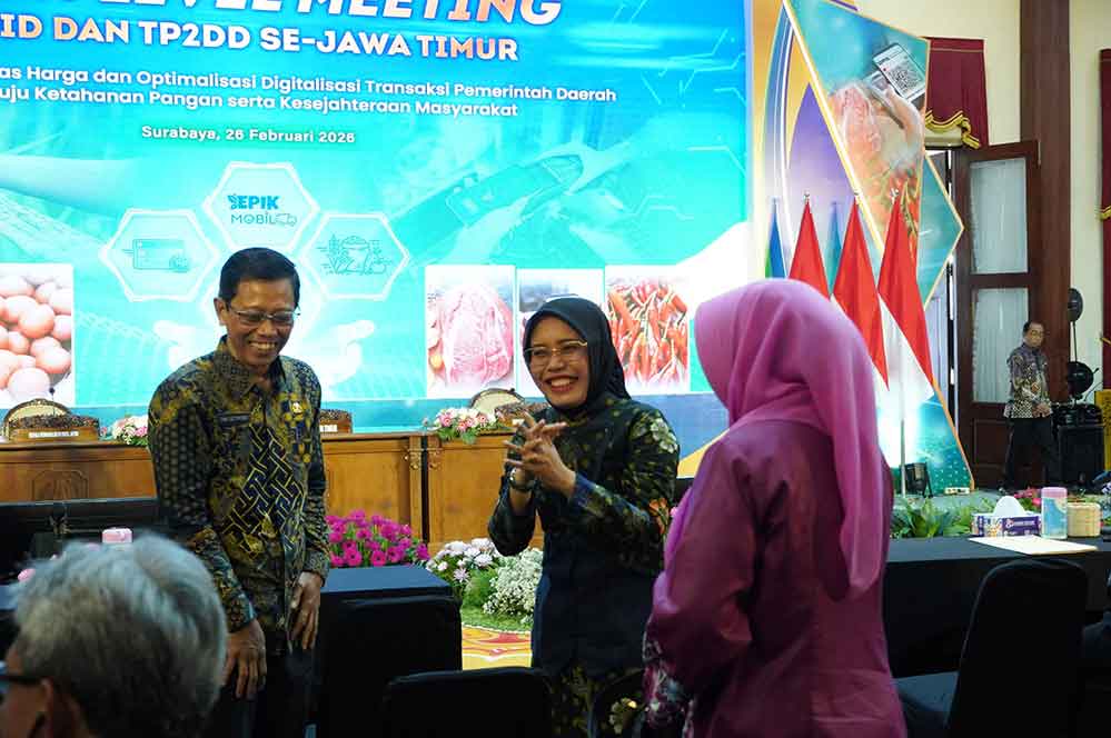 Wakil Bupati Kediri Dewi Mariya Ulfa (tengah) saat menghadiri acara High Level Meeting Tim Pengendali Inflasi Daerah (TPID) dan Tim Percepatan dan Perluasan Digitalisasi Daerah (TP2DD) se-Jawa Timur. (Ist)