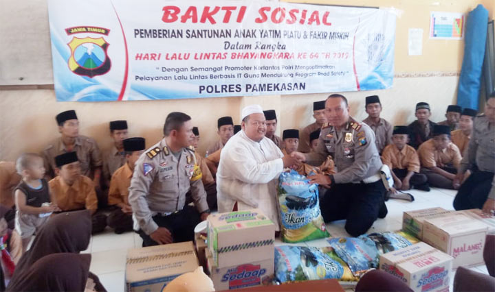 Kasatlantas Polres Pamekasan AKP Didik Sugiarto saat memberikan bantuan terhadap anak yatim di Ponpes An-Nidhomiyah.