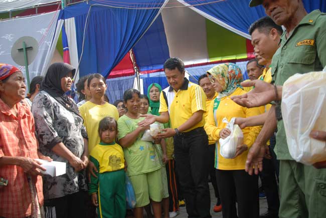 Bupati Nyono Suharli dan Wabup Munjidah Wahab saat membagikan sembako gratis. (foto: rony suhartomo/BANGSAONLINE)