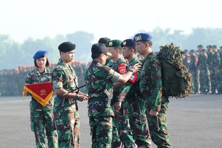 ?

Panglima TNI Jenderal TNI Dr. Moeldoko secara simbolis menyematkan identitas di pundak pada 