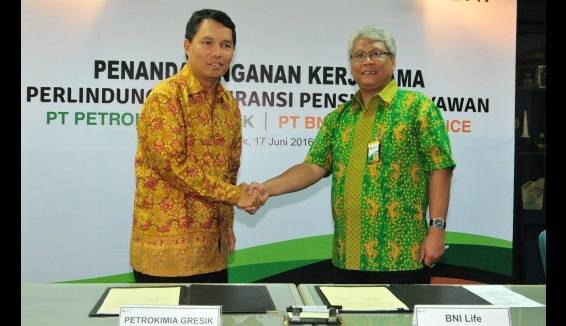 Direktur  Utama PG, Nugroho Christijanto dan Direktur Utama BNI Life,  Insurance Budi Tampubolon saat teken kerjasama di Kantor Pusat PG, Gresik. foto: SYUHUD/ BANGSAONLINE
