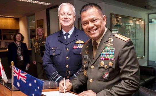 Kepala Angkatan Udara Australia Marsekal Mark Binskin dan Panglima TNI Jenderal Gatot Nurmantyo sebelum kasus penghinaan terhadap Pancasila terungkap.