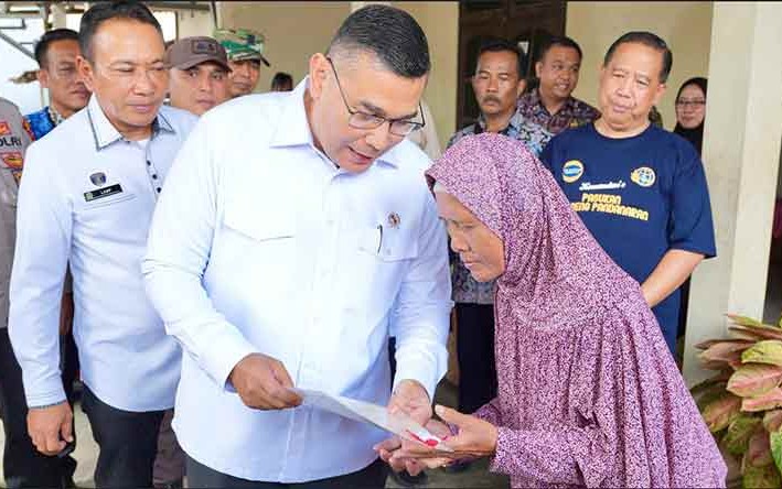 Serahkan Sertifikat Elektronik Door to Door, Wamen Ossy Tekankan Keamanan dan Kemudahan Akses