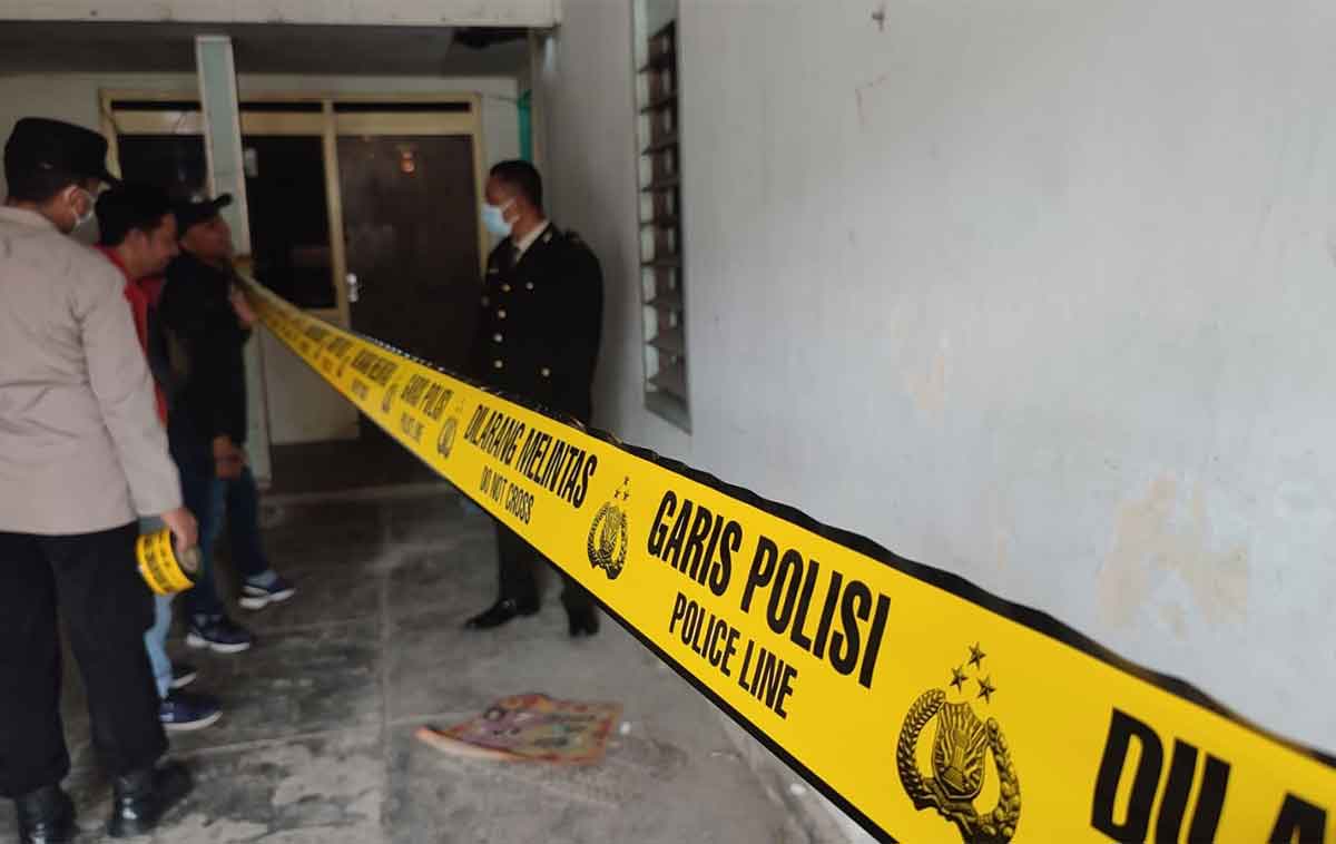 Petugas dari Polsek Tuban saat olah TKP. Foto: Ist