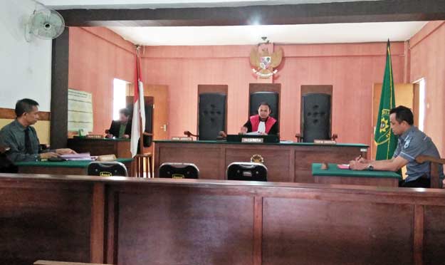 Proses sidang praperadilan di PN Tuban. foto: GUNAWAN/ BANGSAONLINE