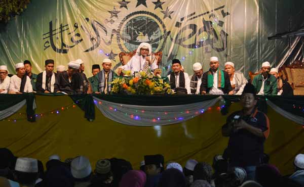KH Muzakki Syah, Pengasuh Ponpes Al Qodiri Jember saat memberikan tausiyah di hadapan ribuan hadiri. foto: hadi prayitno/BANGSAONLINE