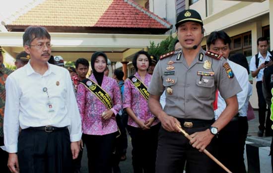Staf Kemen-PAN-RB, Jeffrey Allen Muller (kiri) saat meninjau layanan SIM dan SKCK online didampingi jajaran Polres Banyuwangi.