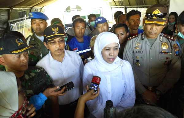 Mensos, Khofifah, saat meninjau lokasi terdampak erupsi Gunung Raung di Kecamatan Sumber Wringin Bondowoso. (foto: sugiyanto/BANGSAONLINE)