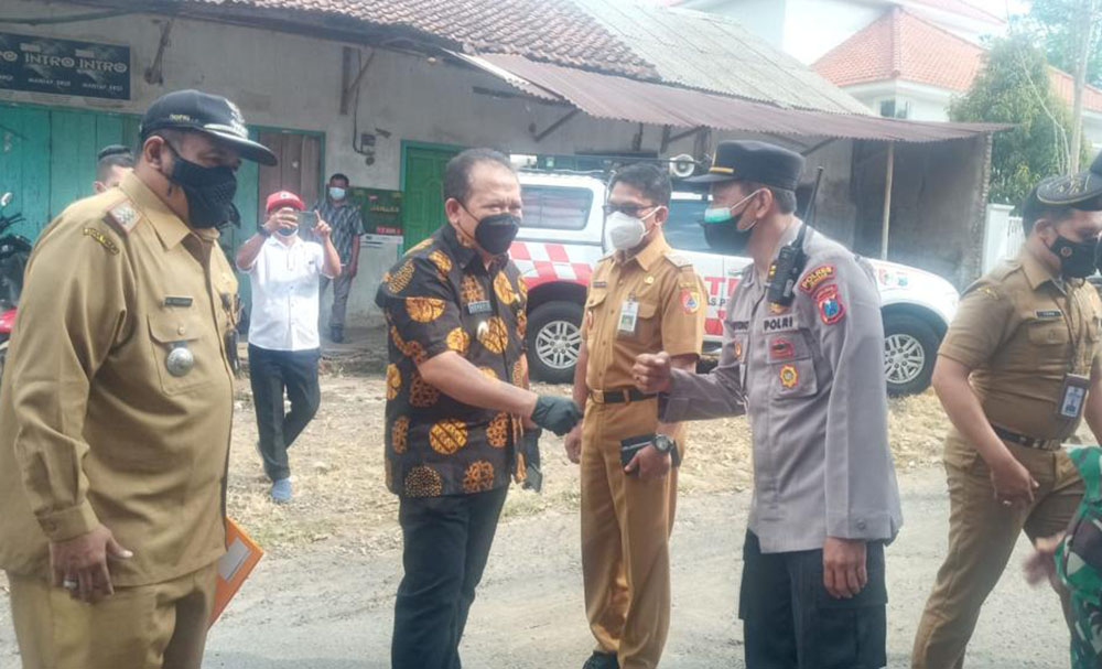 Bupati Jember Hendy Siswanto saat mendatangi sejumlah warga isoman di Kelurahan Banjarsengon Kecamatan Patrang, Jember.