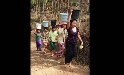 Para wanita warga Lumajang ini tiap hari susah payah mengangkut air bersih dari jarak yang jauh ke rumahnya. Foto: www.kindo.hk