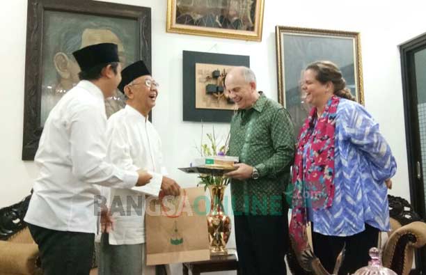 Gus Solah saat menjamu Dubes AS, Joseph R Donovan Jr, di Dhalem Kasepuhan Ponpes Tebuireng. foto: ROMZA/ BANGSAONLINE
