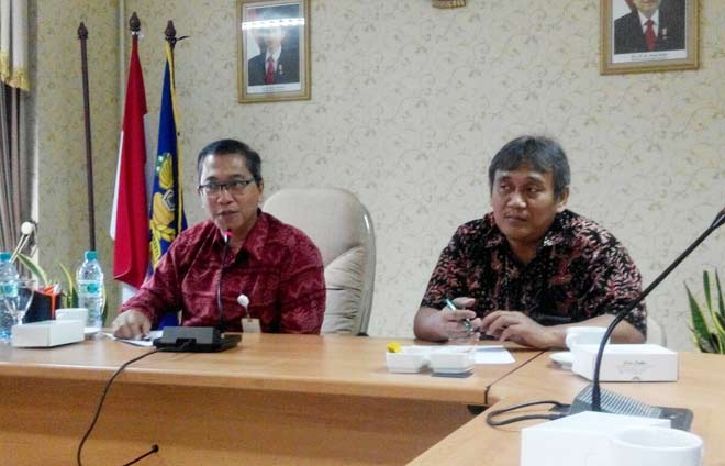Kepala Kanwil DJP Jatim II, Irawan (kiri) saat Dialog Amnesti Pajak Tahap II, di Kantor Kanwil DJP Jatim II, Jalan Raya Juanda Sidoarjo, Jumat (7/10). foto: MUSTAIN/ BANGSAONLINE
