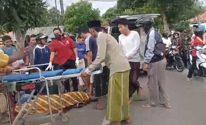 Korban lakalantas dievakuasi menggunakan mobil ambulans. 