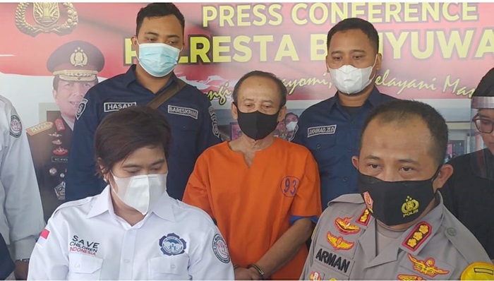 SBU, pelaku pemerkosaan cucu tiri saat di Mapolresta Banyuwangi.