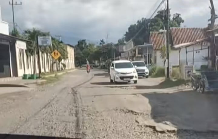  Jalan rusak yang disebabkah truk besar pengangkut material pembangunan proyek Tol Prosiwangi