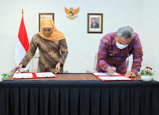Gubernur Jatim Khofifah Indar Parawansa bersama Kepala Perwakilan BPKP Provinsi Jatim Alexander Ruby Setyohadi disaksikan Mendagri Tito Karnavian dan Kepala BPKP Muhammad Yusuf Ateh secara virtual di Hotel Wyndham OPI Palembang, Rabu (2/12). foto: ist/ bangsaonline.com