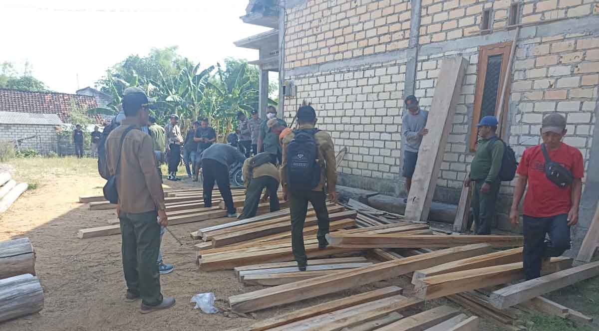 Petugas gabungan saat mendatangi lokasi penyimpanan kayu yang diduga ilegal di Kecamatan Parengan, Tuban.
