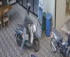 Tangkapan layar CCTV saat pelaku menggasak motor Scoopy milik korban