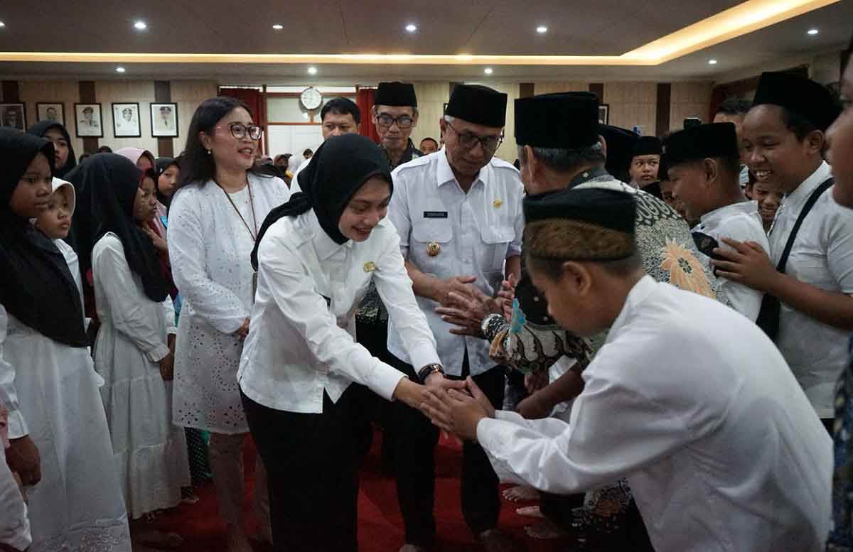 Wali Kota Kediri bersama wakilnya saat memberi santunan ke anak yatim.
