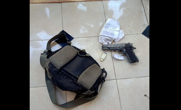 Senapan air soft gun tanpa magasin merek RCF Made in Taiwan dan flashdisk merek Kingston kapasitas 4 GB.
