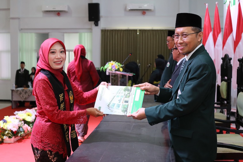 Rektor IIKNU Tuban saat melantik profesi bidan dari vokasional menuju profesional