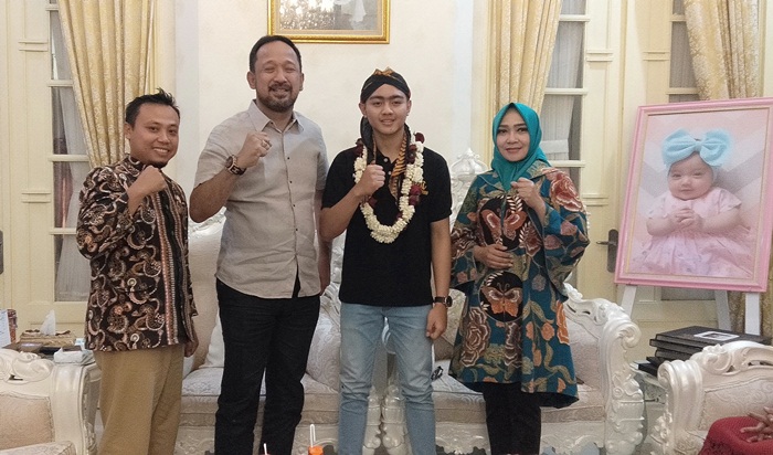 Menjelang Grand Final KDI, Marvin meminta doa restu kepada Bupati Ipong Muchlissoni.