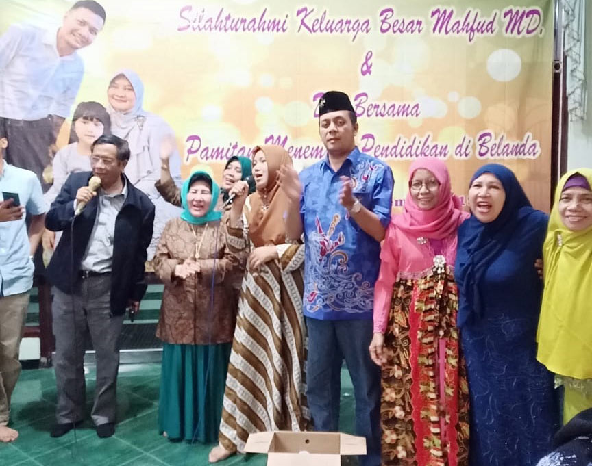Menkopoluhukam Mahfud MD tampak asyik bejoget saat membawakan lagu berjudul "Mengapa" ciptaan Koes Plus dalam acara pemberangkatan putranya studi S3 ke Belanda di Batu Malang Raya Jawa Timur, Sabtu malam (23/11/2019). foto: istimewa/ bangsaonline.com