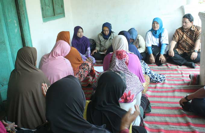 Suasana pertemuan para nasabah dengan jajaran PT PNM di Desa Talang, Kecamatan Saronggi, Kabupaten Sumenep. foto: RAHMATULLAH/ BANGSAONLINE