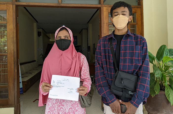Rini Darwati yang didampingi anaknya saat mendatangi Kantor Pemkab Magetan untuk mengadu kepada bupati. Foto: ANTON SUROSO/ BANGSAONLINE