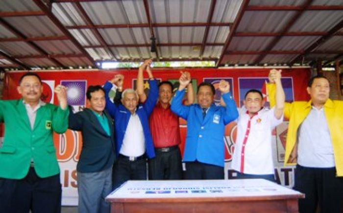 Para petinggi parpol berjabat tangan usai deklarasi Koalisi Sidoarjo Bersatu (KSB), di RM Handajani, Rabu (3/6). Foto: musta’in/BANGSAONLINE