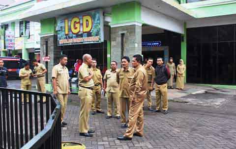 Wali Kota Pasuruan saat melakukan sidak. 