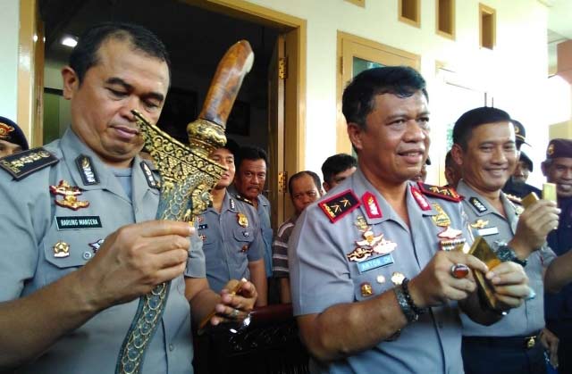 Kapolda Sulsel Irjen Pol Anton Charliyan menunjukkan emas diduga palsu dan keris yang ditemukan di kediaman Alm. Hj Najemiah di Jalan Sunu, Makassar, Selasa (4/10).
