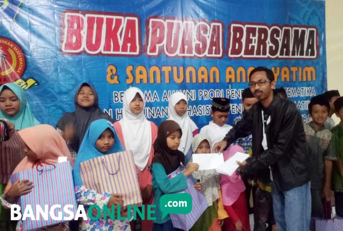 Koordinator Presidium Ikapima Unirow Tuban, M Abdul Rohman saat menyerahkan santunan secara simbolis.