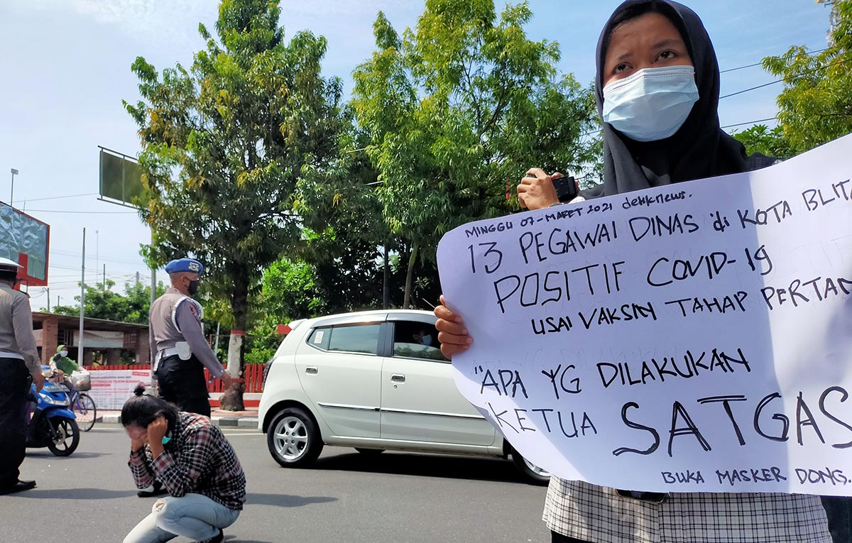 Aksi demo menuntut klarifikasi dari Wali Kota Blitar terkait video joget dangdutan tanpa protokol kesehatan.