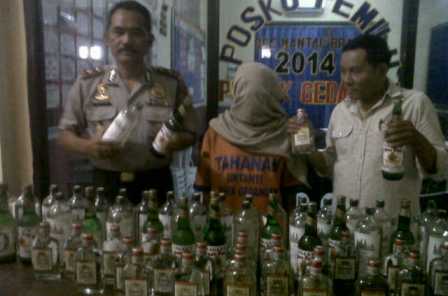 BUKTI – Kapolsek Gedangan Kompol A Fathoni menunjukkan ratusan botol miras dan pemiliknya, di Mapolsek Gedangan, Kamis (25/9/2014). foto : nanang ichwan/BangsaOnline


