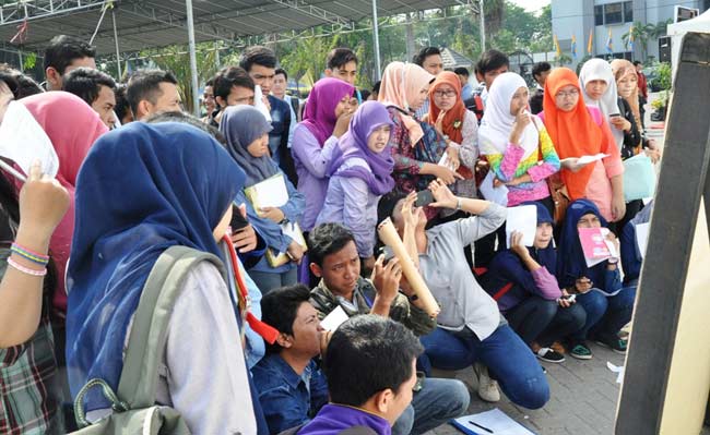 Masyarakat di Gresik, terutama pemuda, masih membutuhkan banyak lapangan pekerjaan. foto: SYUHUD/ BANGSAONLINE