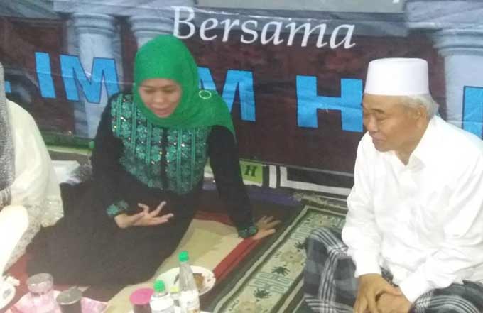 Dr KH Asep Saifuddin Chalim, MA dan Khofifah Indar Parawansa dalam acara Istighotsah Mengawal Kepemimpinan Khofifah Indar Parawansa dan Emil Elestianto Dardak di depan kantor MWCNU Tambaksari Surabaya, Ahad malam (16/9/2018). Foto: bangsaonline.com