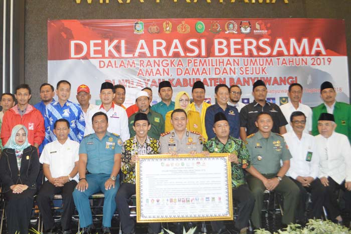 Kapolres bersama perwakilan partai politik foto bersama usai deklarasi bersama. foto: GANDA/ BANGSAONLINE