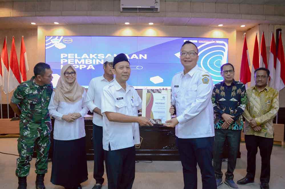 Wabup Gresik, Asluchul Alif (kanan), menyerahkan sertifikat kepada Camat Cerme, Umar Hasyim, dalam acara pembinaan angota Hippa. Foto: Ist.