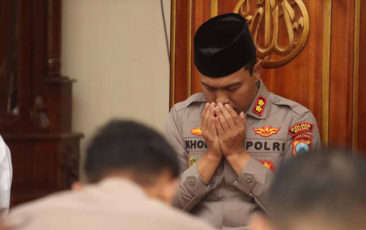 Kapolres Malang, AKBP Putu Kholis Aryana, saat ikut mengenang tragedi Kanjuruhan.