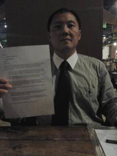 Steven, pengacara Theresia, menunjukkan surat pengaduan yang dikirimkan ke MA. foto: nur faishal/Bangsa Online