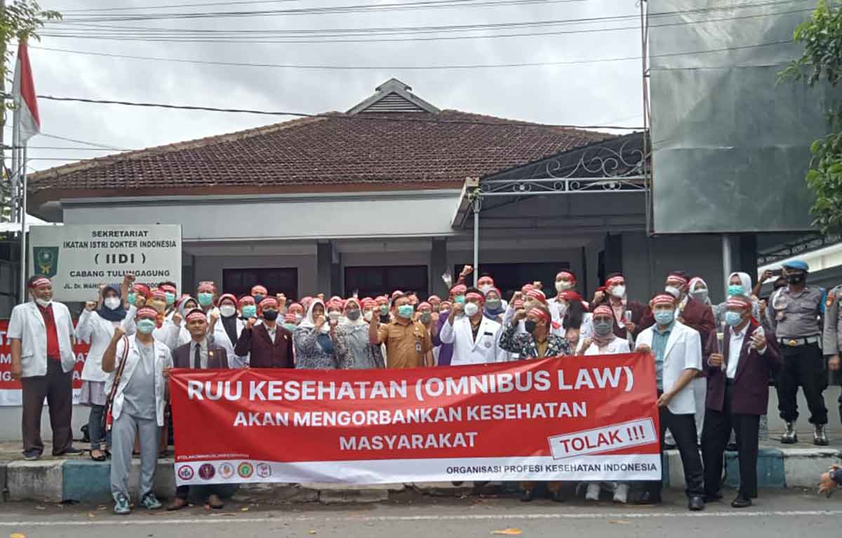 Aksi damai yang dilakukan 5 organisasi profesi di Tulungagung yang menolak RUU Kesehatan Omnibus Law.