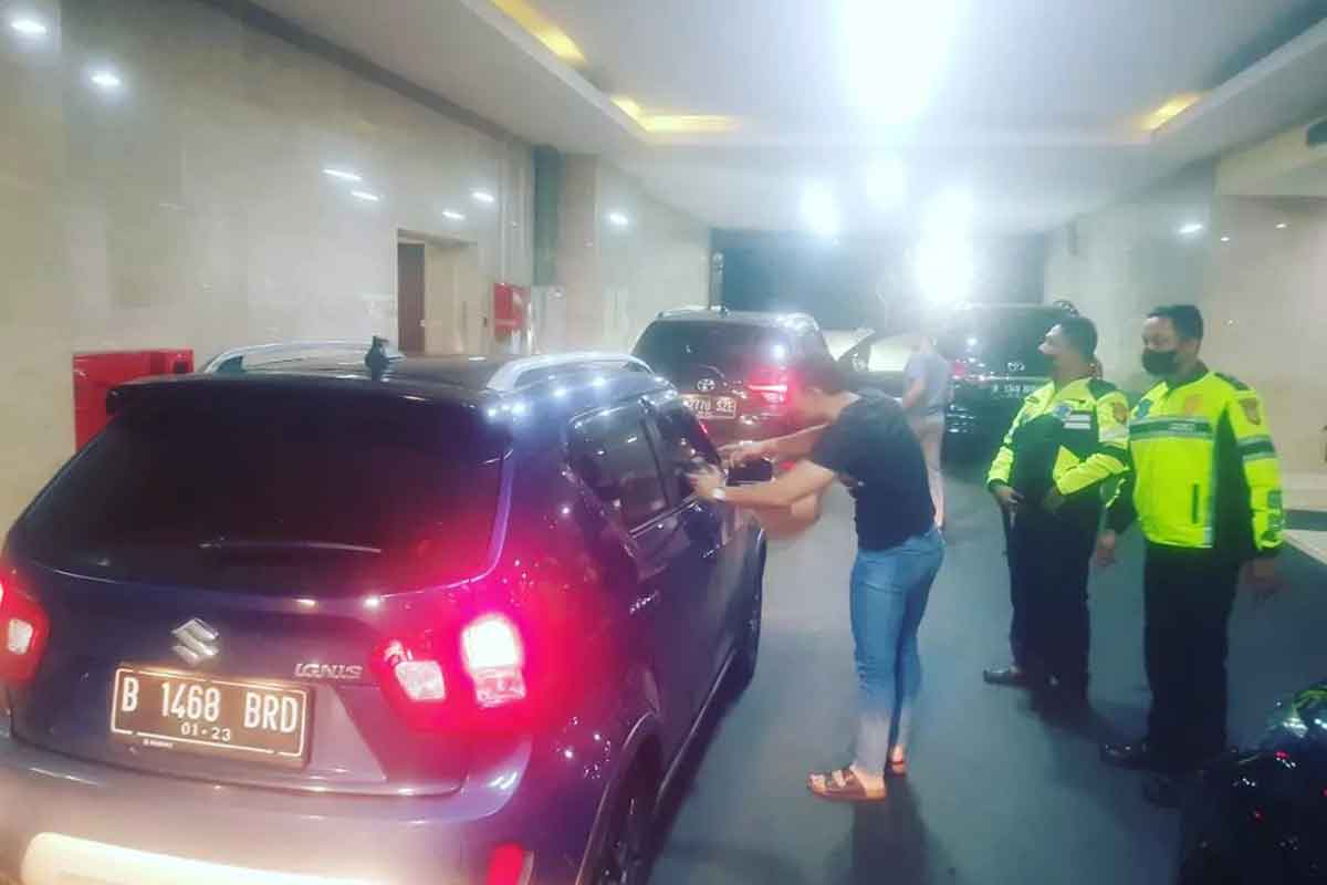Satuan Patroli Jalan Raya (PJR) Direktorat Lalu Lintas (Ditlantas) Polda Metro Jaya menangkap seorang buronan Bareskrim Polri di Tol Jakarta Outer Ring Road (JORR).Foto: Dok. Ditlantas Polda Metro Jaya.