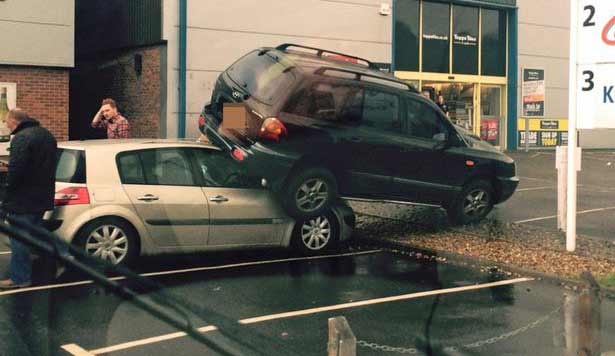 Entah bagaimana Hyundai Sportage hitam akhirnya benar-benar terjepit di kap perak Renault yang diparkir di belakangnya. foto: repro mirror.co.uk