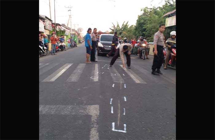 Petugas saat melakukan olah TKP. 